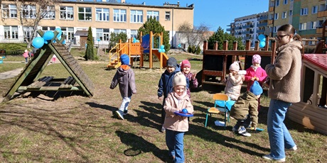 Powiększ grafikę: niebieskie-igrzyska-w-przedszkolu-wesole-skrzaty-687403.jpg