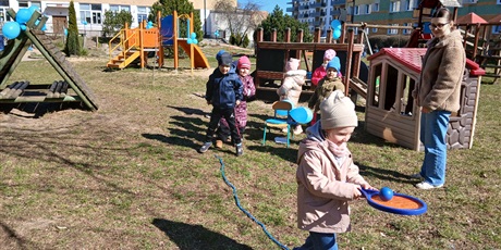 Powiększ grafikę: niebieskie-igrzyska-w-przedszkolu-wesole-skrzaty-687404.jpg