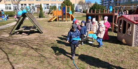 Powiększ grafikę: niebieskie-igrzyska-w-przedszkolu-wesole-skrzaty-687405.jpg