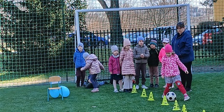 Powiększ grafikę: niebieskie-igrzyska-w-przedszkolu-wesole-skrzaty-687406.jpg