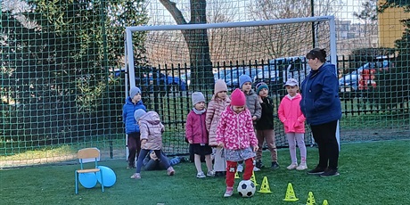 Powiększ grafikę: niebieskie-igrzyska-w-przedszkolu-wesole-skrzaty-687407.jpg