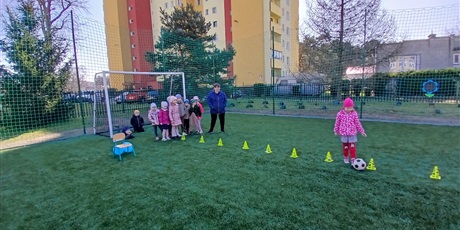 Powiększ grafikę: niebieskie-igrzyska-w-przedszkolu-wesole-skrzaty-687408.jpg