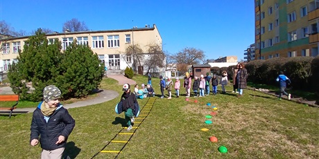 Powiększ grafikę: niebieskie-igrzyska-w-przedszkolu-wesole-skrzaty-687410.jpg