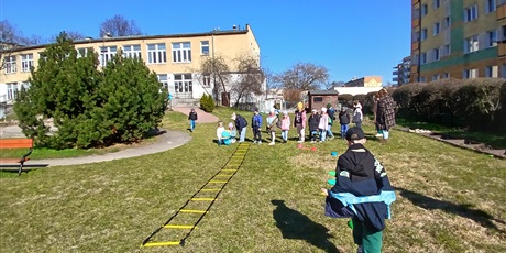 Powiększ grafikę: niebieskie-igrzyska-w-przedszkolu-wesole-skrzaty-687411.jpg