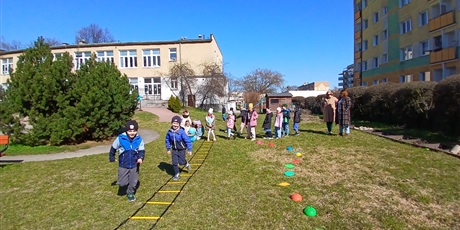 Powiększ grafikę: niebieskie-igrzyska-w-przedszkolu-wesole-skrzaty-687412.jpg