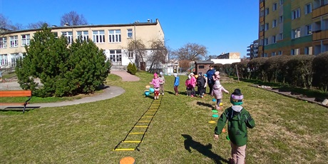 Powiększ grafikę: niebieskie-igrzyska-w-przedszkolu-wesole-skrzaty-687415.jpg