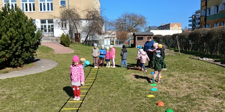 Powiększ grafikę: niebieskie-igrzyska-w-przedszkolu-wesole-skrzaty-687416.jpg