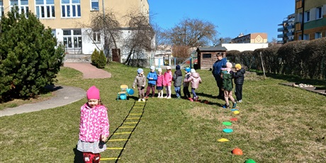 Powiększ grafikę: niebieskie-igrzyska-w-przedszkolu-wesole-skrzaty-687417.jpg