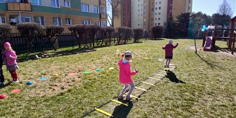 Powiększ grafikę: niebieskie-igrzyska-w-przedszkolu-wesole-skrzaty-687418.jpg