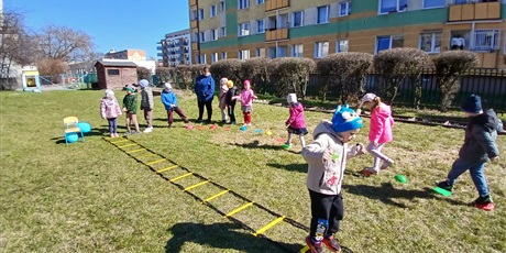 Powiększ grafikę: niebieskie-igrzyska-w-przedszkolu-wesole-skrzaty-687419.jpg