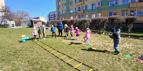 Powiększ grafikę: niebieskie-igrzyska-w-przedszkolu-wesole-skrzaty-687420.jpg