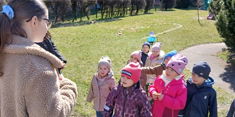 Powiększ grafikę: niebieskie-igrzyska-w-przedszkolu-wesole-skrzaty-687423.jpg