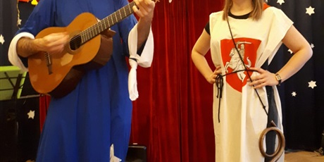 Powiększ grafikę: Na zdjęciu mężczyna grający na gitarze oraz śpiewająca kobieta.