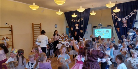 Powiększ grafikę: obchody-dnia-kundelka-w-wesolych-skrzatach-651103.jpg