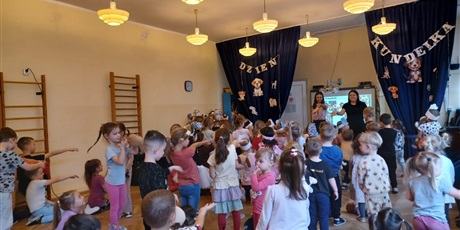 Powiększ grafikę: obchody-dnia-kundelka-w-wesolych-skrzatach-651109.jpg