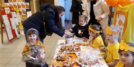 Powiększ grafikę: obchody-dnia-tumbo-i-kiermasz-charytatywny-w-wesolych-skrzatach-658359.jpg