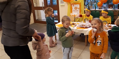 Powiększ grafikę: obchody-dnia-tumbo-i-kiermasz-charytatywny-w-wesolych-skrzatach-658369.jpg