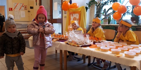 Powiększ grafikę: obchody-dnia-tumbo-i-kiermasz-charytatywny-w-wesolych-skrzatach-658370.jpg