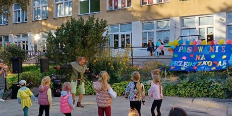 Powiększ grafikę: pasowanie-na-przedszkolaka-w-przedszkolu-nr67-wesole-skrzaty-641611.jpg