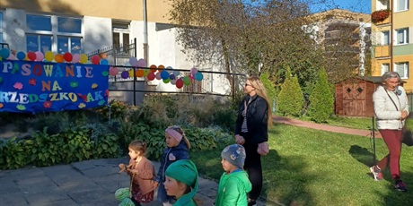 Powiększ grafikę: pasowanie-na-przedszkolaka-w-przedszkolu-nr67-wesole-skrzaty-641619.jpg
