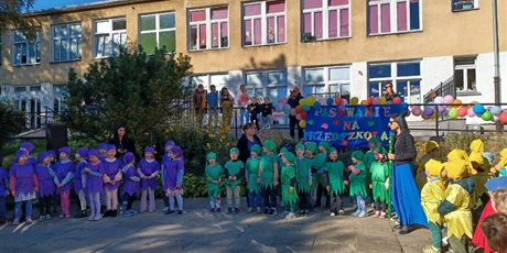 Powiększ grafikę: pasowanie-na-przedszkolaka-w-przedszkolu-nr67-wesole-skrzaty-641642.jpg