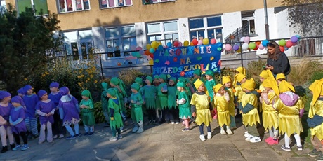 Powiększ grafikę: pasowanie-na-przedszkolaka-w-przedszkolu-nr67-wesole-skrzaty-641647.jpg