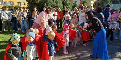 Powiększ grafikę: pasowanie-na-przedszkolaka-w-przedszkolu-nr67-wesole-skrzaty-641650.jpg