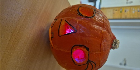 Powiększ grafikę: pomaranczowy-zdrowy-tydzien-w-wesolych-skrzatach-651873.jpg