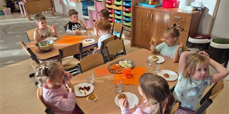 Powiększ grafikę: pomaranczowy-zdrowy-tydzien-w-wesolych-skrzatach-651874.jpg