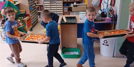 Powiększ grafikę: pomaranczowy-zdrowy-tydzien-w-wesolych-skrzatach-651876.jpg