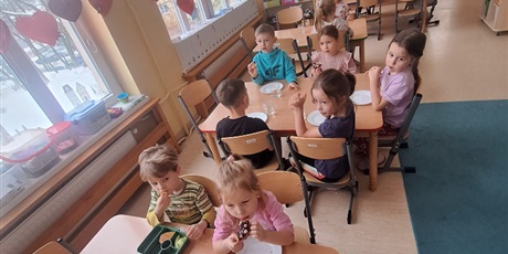 Powiększ grafikę: poznanie-tradycji-tlustego-czwartku-w-wesolych-skrzatach-674521.jpg