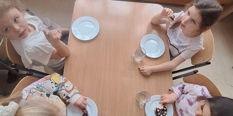 Powiększ grafikę: poznanie-tradycji-tlustego-czwartku-w-wesolych-skrzatach-674523.jpg