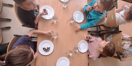 Powiększ grafikę: poznanie-tradycji-tlustego-czwartku-w-wesolych-skrzatach-674524.jpg