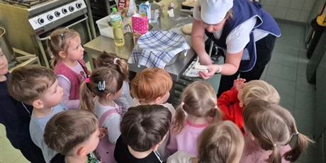 Powiększ grafikę: poznanie-tradycji-tlustego-czwartku-w-wesolych-skrzatach-674529.jpg