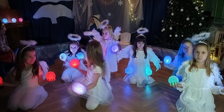 Przedstawienia świąteczne w Wesołych Skrzatach