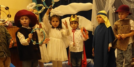 Powiększ grafikę: przedstawienia-swiateczne-w-wesolych-skrzatach-669221.jpg