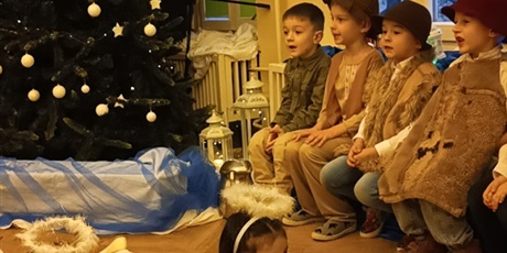 Powiększ grafikę: przedstawienia-swiateczne-w-wesolych-skrzatach-669225.jpg