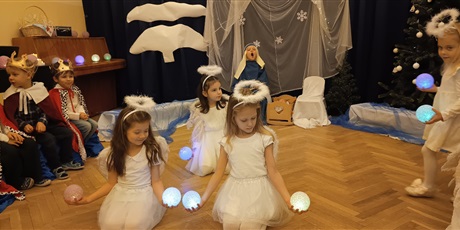 Powiększ grafikę: przedstawienia-swiateczne-w-wesolych-skrzatach-669228.jpg