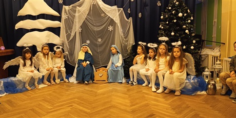 Powiększ grafikę: przedstawienia-swiateczne-w-wesolych-skrzatach-669231.jpg