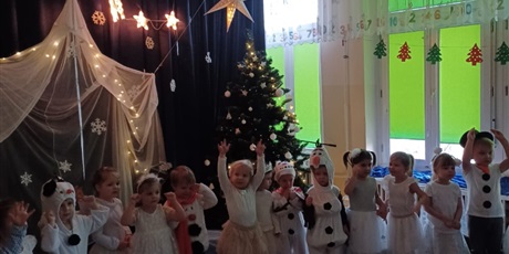 Powiększ grafikę: przedstawienia-swiateczne-w-wesolych-skrzatach-669232.jpg