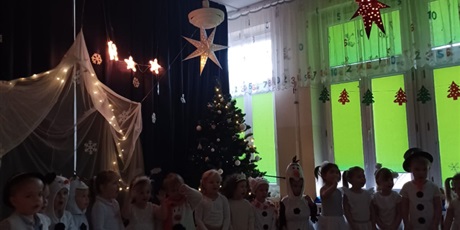 Powiększ grafikę: przedstawienia-swiateczne-w-wesolych-skrzatach-669234.jpg