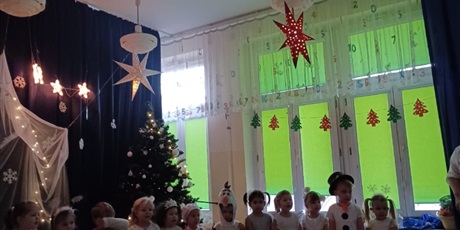 Powiększ grafikę: przedstawienia-swiateczne-w-wesolych-skrzatach-669235.jpg