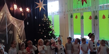 Powiększ grafikę: przedstawienia-swiateczne-w-wesolych-skrzatach-669236.jpg