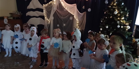 Powiększ grafikę: przedstawienia-swiateczne-w-wesolych-skrzatach-669237.jpg