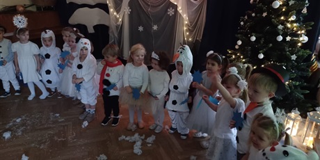 Powiększ grafikę: przedstawienia-swiateczne-w-wesolych-skrzatach-669238.jpg