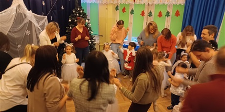 Powiększ grafikę: przedstawienia-swiateczne-w-wesolych-skrzatach-669241.jpg