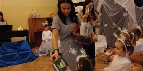 Powiększ grafikę: przedstawienia-swiateczne-w-wesolych-skrzatach-669242.jpg