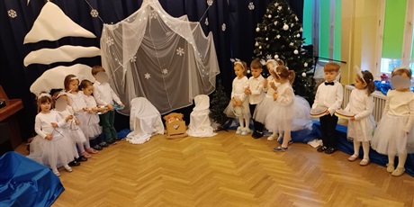 Powiększ grafikę: przedstawienia-swiateczne-w-wesolych-skrzatach-669257.jpg