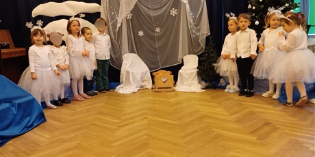 Powiększ grafikę: przedstawienia-swiateczne-w-wesolych-skrzatach-669261.jpg