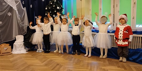 Powiększ grafikę: przedstawienia-swiateczne-w-wesolych-skrzatach-669263.jpg